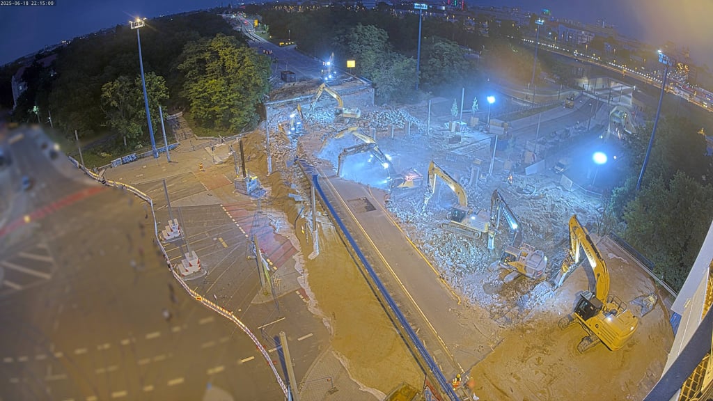 Damit der Abriss der Ringbrücke am Damaschkeplatz zeitig vorangeht, wurde auch in der Nacht gearbeitet. Der Lärm der Baustelle sorgte bei manchen Anwohnern in Magdeburg für Ärger.