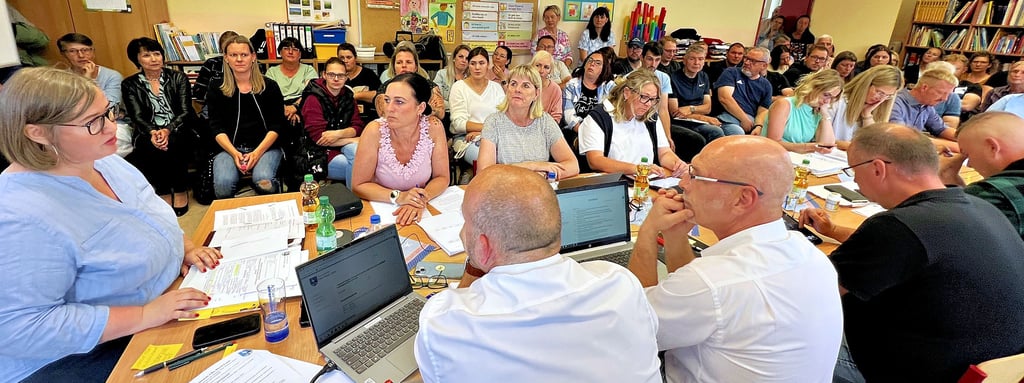 Zur Tagung des Sozialausschusses in der Grundschule Sandau hatten sich über 60 interessierte Bürger – vor allem Eltern, Feuerwehrleute und Ratsmitglieder – eingefunden. Erstmals leitete Doreen Altmann (links) die Sitzung.