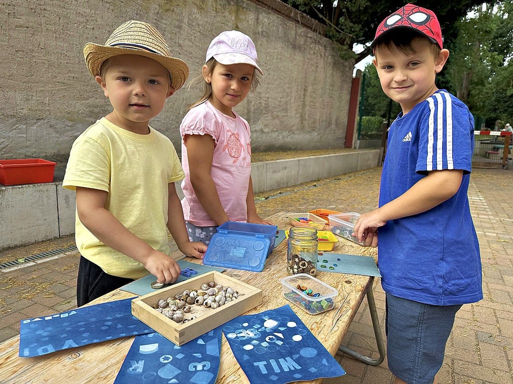 Jonas (von links), Ida und Tim probierten sich mit Sonnendruck-Papier aus und schufen echte kleine Kunstwerke.
