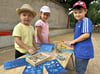 Jonas (von links), Ida und Tim probierten sich mit Sonnendruck-Papier aus und schufen echte kleine Kunstwerke.