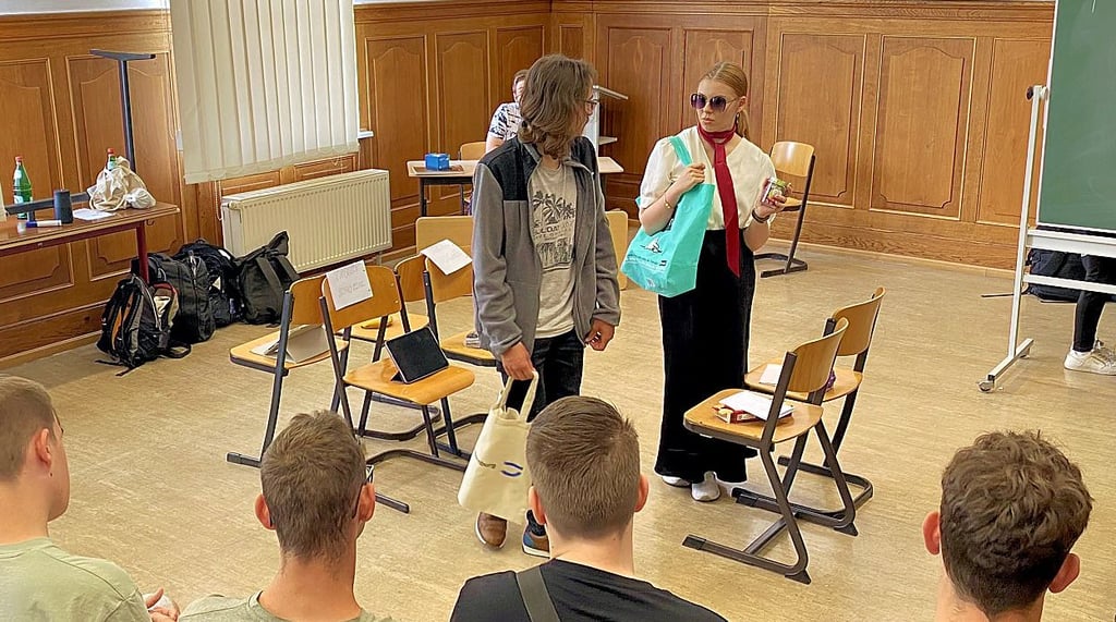 „The Energy Of Jane“, eine der Inszenierungen des Englisch-Projekts an den Berufsbildenden Schulen, zeigt ein Ladengeschäft, wie es an Staßfurts Prinzenberg oder in der Steinstraße zu finden sein könnte.