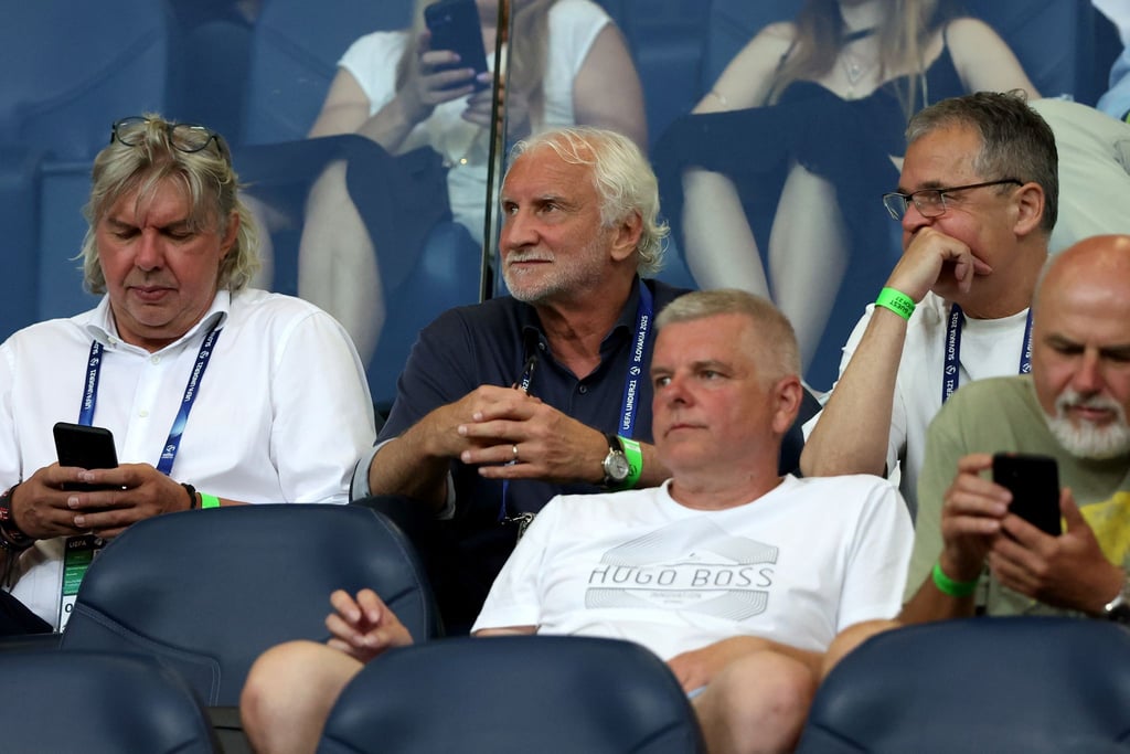 Rudi Völler (M) tippt auf einen Sieg gegen England.
