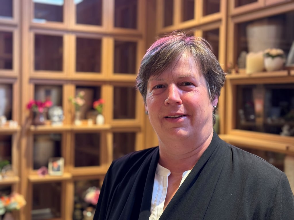 Susann Pflock im Kolumbarium, dass ihr Bestattungsunternehmen in Kooperation mit der Altkatholischen Kirche vor fünf Jahren in Halberstadt eröffnete, es war das erste in Sachsen-Anhalt.