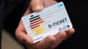 Chipkarte oder Papierticket: Wer das Deutschlandticket ohne Smartphone-App nutzen möchte, kann sich auf der Website des Vereins Digitalcourage informieren, welche Verkehrsunternehmen diese Optionen bieten.