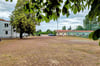 Auf dem Freigelände zwischen Kunstrasenplatz (rechts), Versammlungsstätte (hinten) und der Sporthalle am Volkshaus (links) soll eine moderne Mehrzweckhalle errichtet werden. Ob und inwieweit eins der Gebäude mit in den Neubau einbezogen wird, ist öffentlich noch nicht bekannt gegeben worden. 