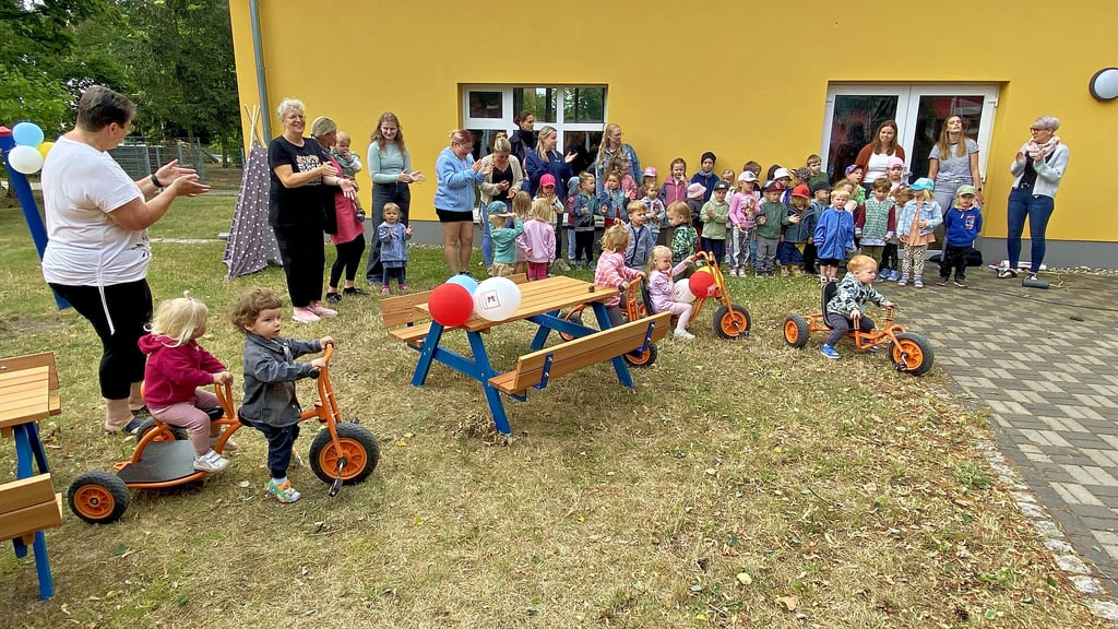 Die Kinder der Kita „Am Eulenwäldchen“ bedanken sich mit einer musikalischen Einlage bei der Jagdgenossenschaft Zerben für die Spende.
