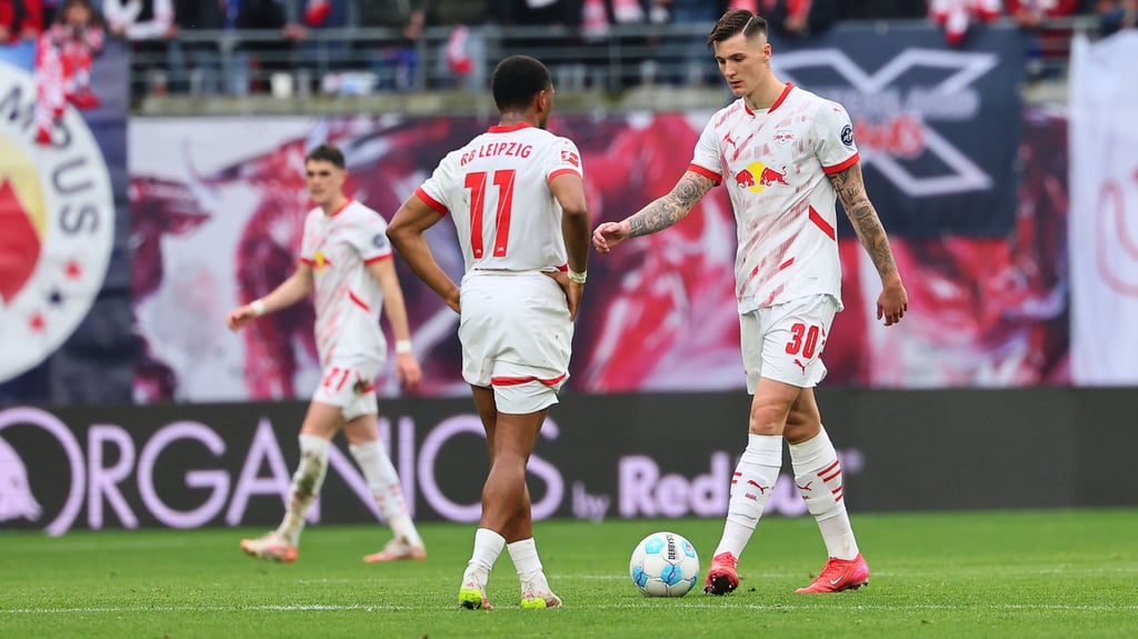 Neben Benjamin Sessko (r.) will nun auch Sturmpartner Lois Openda (Mitte) RB verlassen