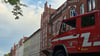 Die Feuerwehr aus Wahrburg hat die Frommhagenstraße in Stendal auf Höhe der Hausnummer 35 am Donnerstag, 26. Juni, abgesichert. Ein Teil des Daches droht, einzustürzen.