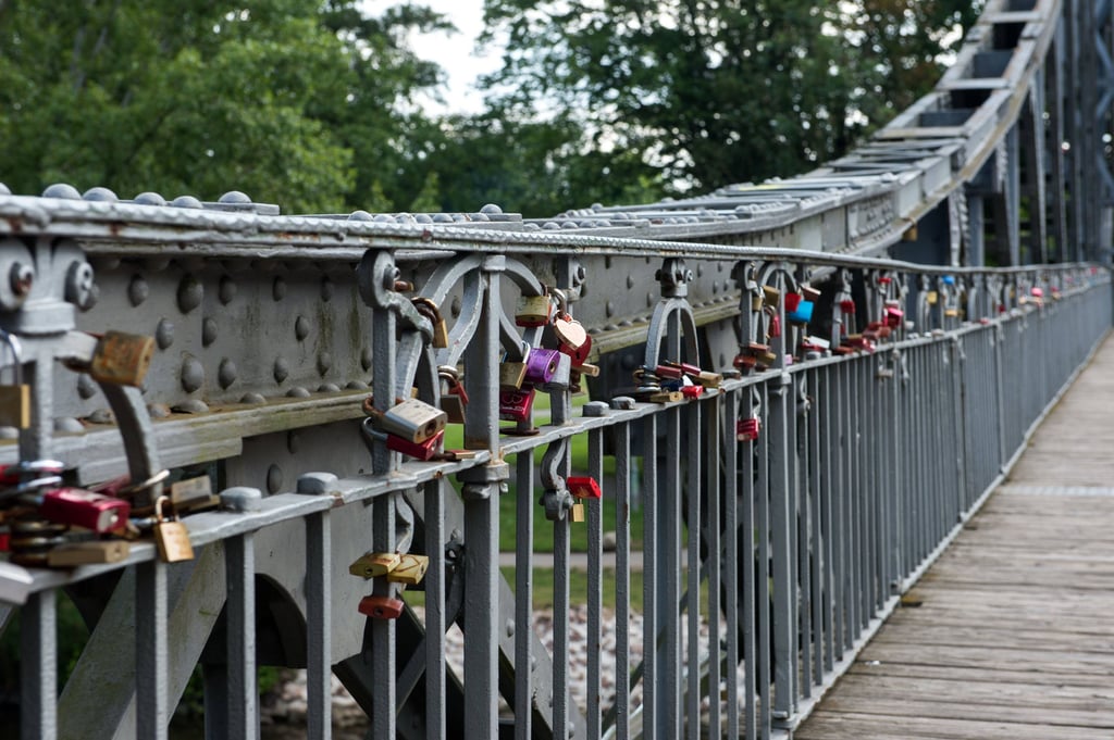 Auf der Brücke der Freundschaft erwartet Besucher ein großes Fest.