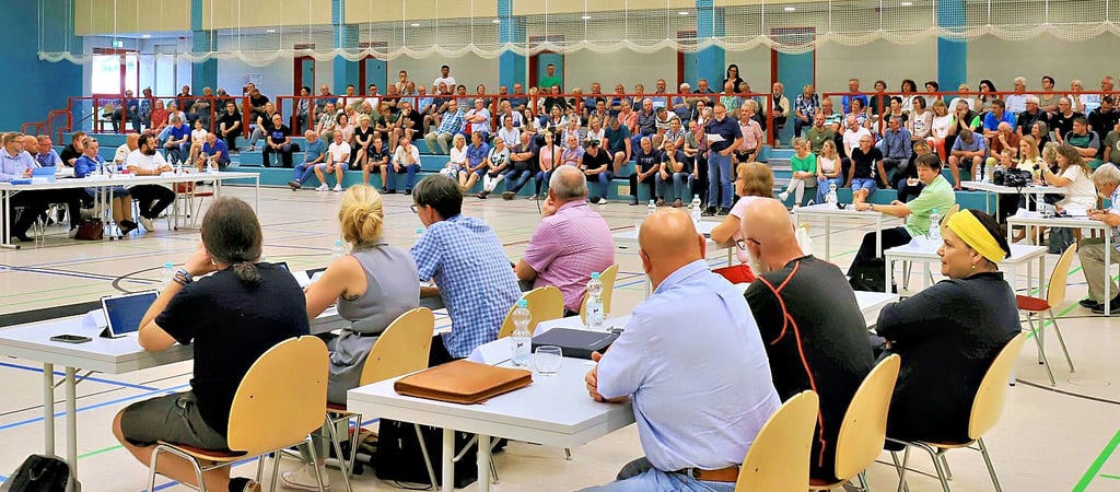 Die Zuschauerreihen in der Willi-Friedrichs-Sporthalle waren am Mittwochabend zur außerordentlichen Sitzung des Gardelegener Stadtrates gut besetzt. Zahlreiche Bürger verfolgten die Diskussionen und Beschlussfassungen zum Thema Windkraft im Wald mit Blick auf das EnBW-Projekt.