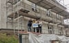 Sie planen die farbenfrohe Zukunft der Kita in Magdeburg gemeinsam (v. l.): Künstler Max Grimm, Kitaleiterin Petra Prill, ihre Nachfolgerin Lea Bernsdorf und Hausmeister Ralf Schuhmacher.