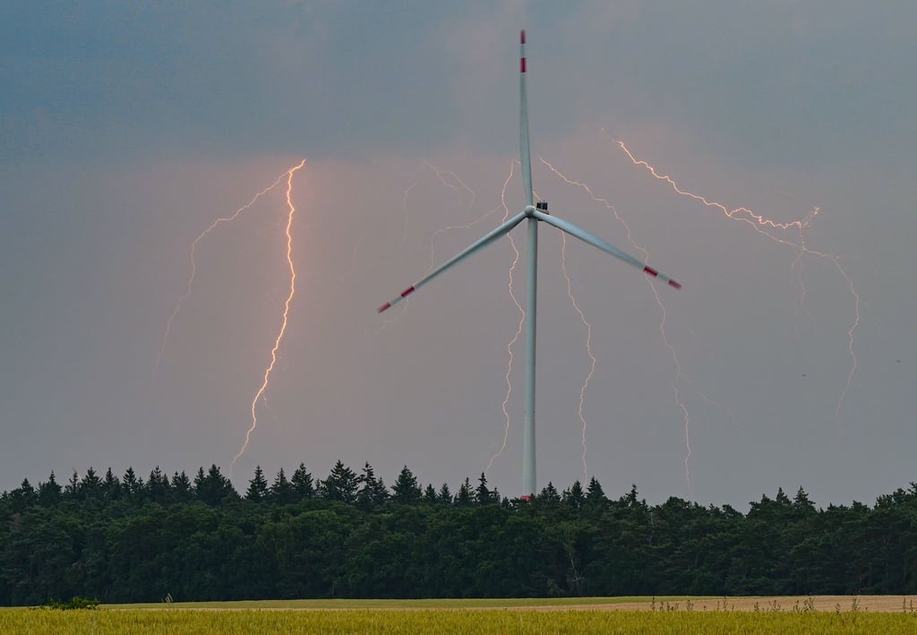 Die Gewitter können auch Starkregen im Gepäck haben. (Archivbild)