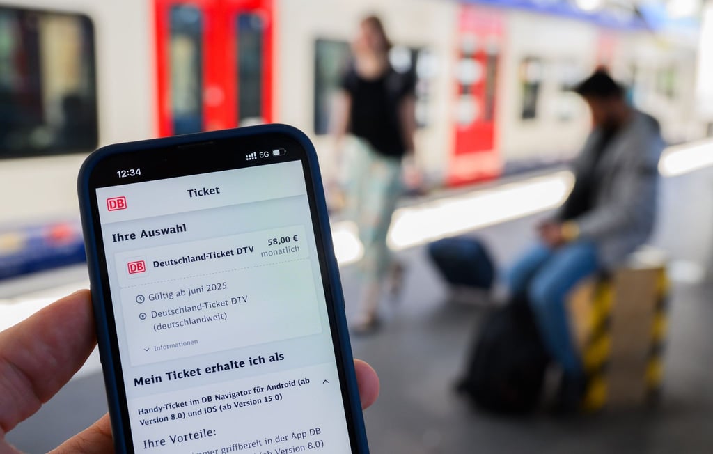 Nutzerinnen und Nutzer müssen sich ab 2029 auf einen deutlich höheren Preis beim Deutschlandticket einstellen. (Symbolbild)