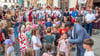 Naumburger Hussiten-Kirschfest 2025:&nbsp;Noch junge, aber schon sehr schöne Tradition: OB Armin Müller lässt sich von Kindern beim Singen des Kirschfestliedes begleiten.