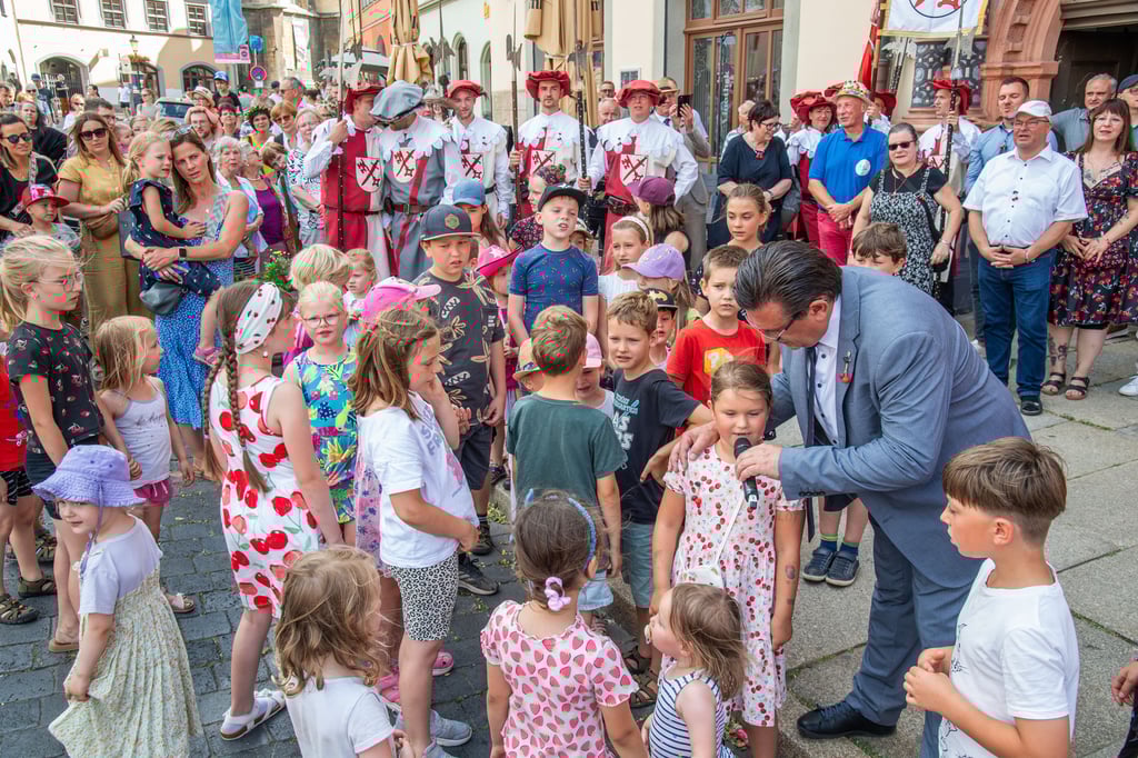 Noch junge, aber schon sehr schöne Tradition: OB Armin Müller lässt sich von Kindern beim Singen des Kirschfestliedes begleiten.
