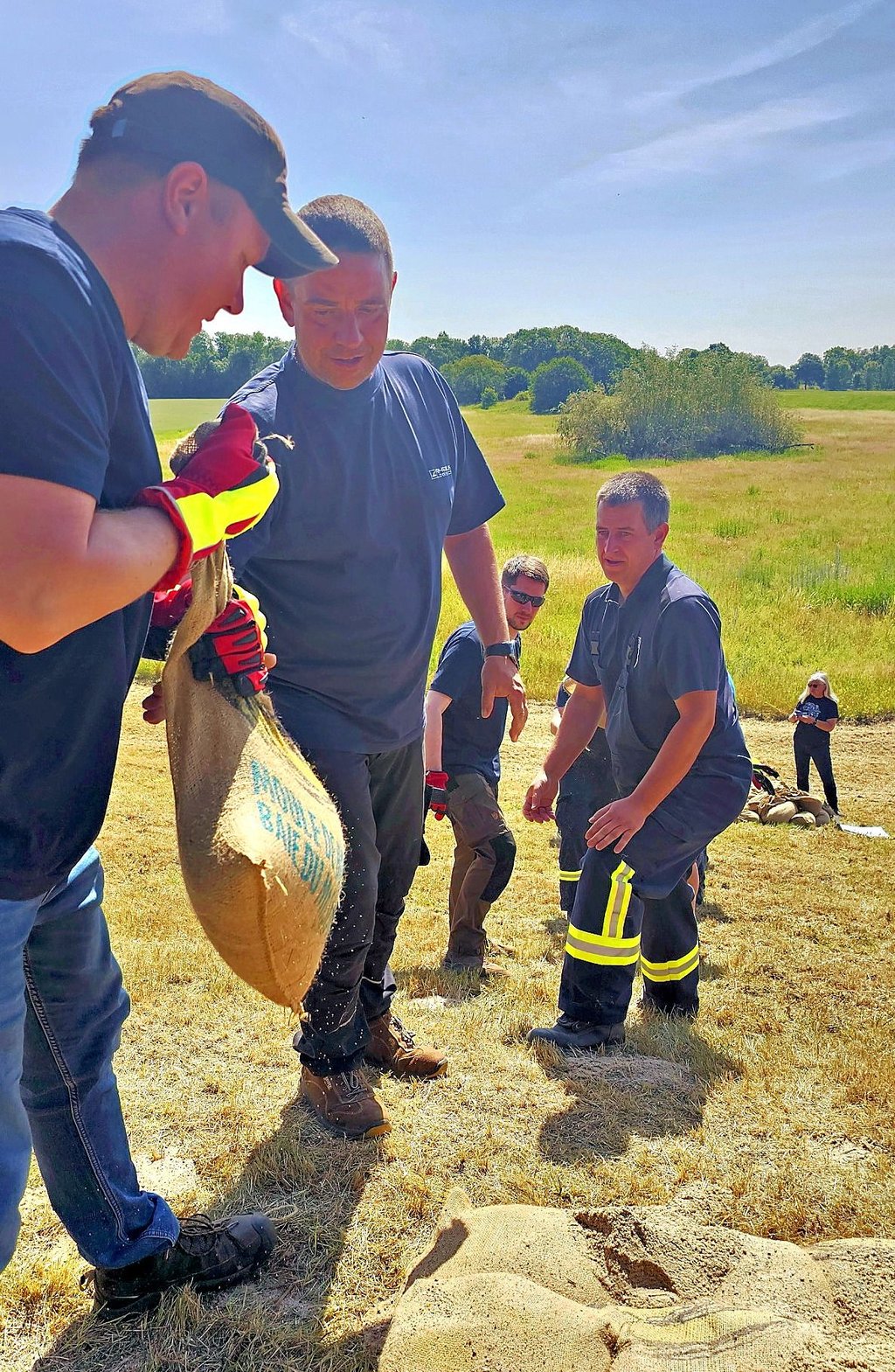 Hand in Hand gegen das Wasser: Teilnehmer der Wasserschulung am Pretziener Wehr üben für den Ernstfall.