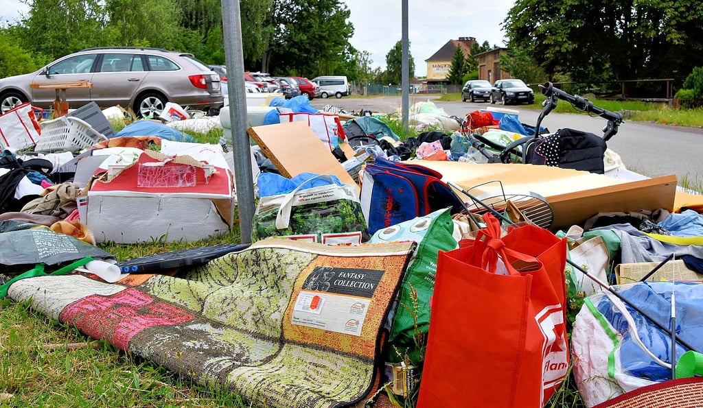 Ein riesiger Sperrmüllhaufen liegt seit anderthalb Wochen an der Stendaler Straße.