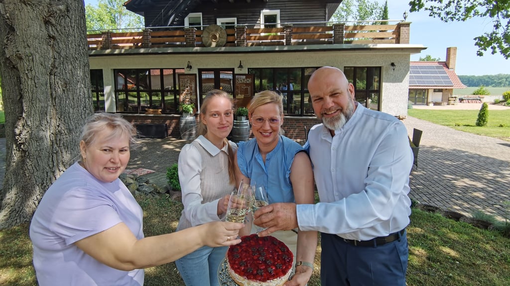 Haben auf das fünfjährige Bestehen ihrer Pension Goldbachmühle angestoßen, für die Hausgäste gab es die legendäre Windbeuteltorte (von rechts): Gregor Wichmann, Jaqueline Fischer, Lara-Sophie Meyer und Viktoria Tsvietynska. Es fehlen Steffi Sachwitz und Svietlana Ihnatieva.