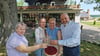 Haben auf das fünfjährige Bestehen ihrer Pension Goldbachmühle angestoßen, für die Hausgäste gab es die legendäre Windbeuteltorte (von rechts): Gregor Wichmann, Jaqueline Fischer, Lara-Sophie Meyer und Viktoria Tsvietynska. Es fehlen Steffi Sachwitz und Svietlana Ihnatieva.