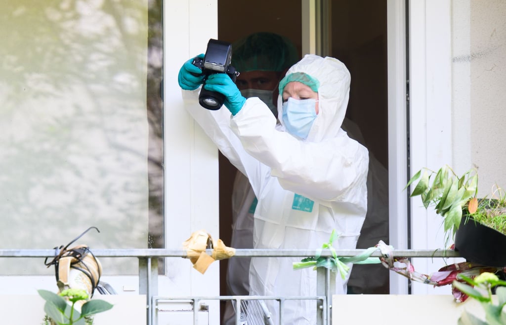 Die Polizei sicherte am Mittag Spuren in der Wohnung im Mehrfamilienhaus.