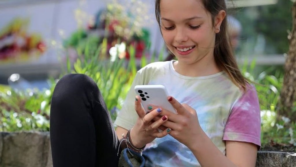 Medienexperten empfehlen den Smartphone-Einstieg frühestens mit elf bis zwölf Jahren.