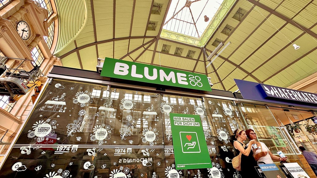 Die Beklebung weist darauf hin: Die Firmenchefs von „Blume 2000“ haben eine Entscheidung getroffen.