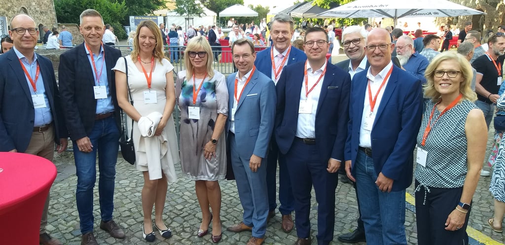 Vorstand, Geschäftsführung und Gäste des Sommerfestes bei Pro M Magdeburg.