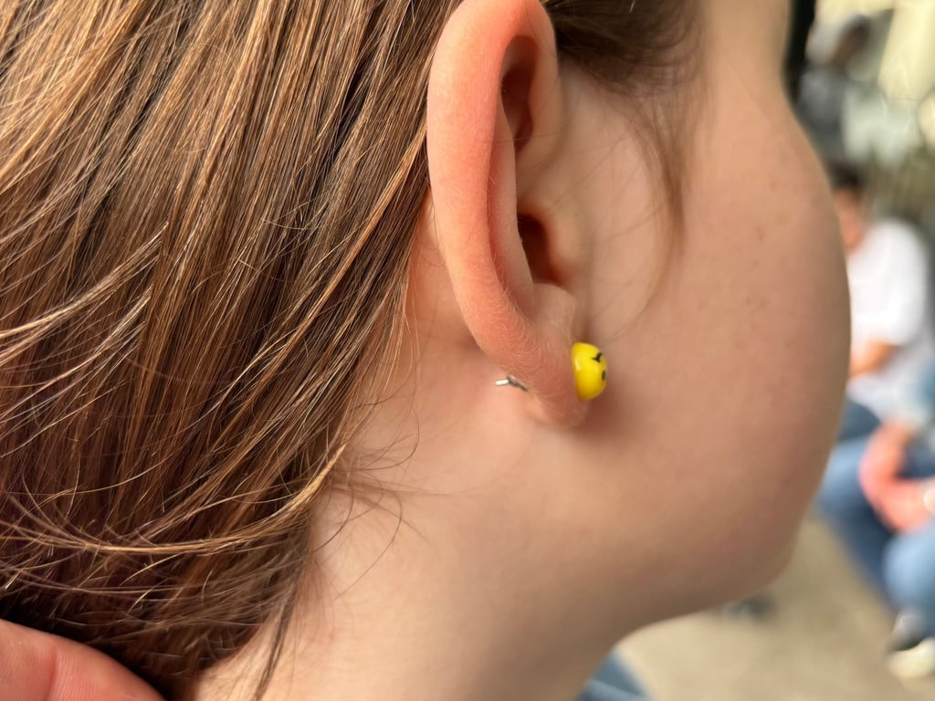 Die passenden Ohrstecker zum Outfit: Schmuck ist eine Möglichkeit, die eigene Persönlichkeit auszudrücken.