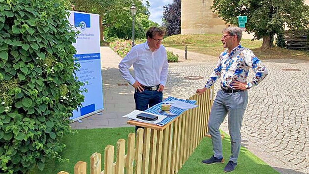 Werben für die Gesprächsreihe „...am Gartenzaun“: Wittenbergs Oberbürgermeister Torsten Zugehör (l.) und Akademiedirektor Christoph Maier