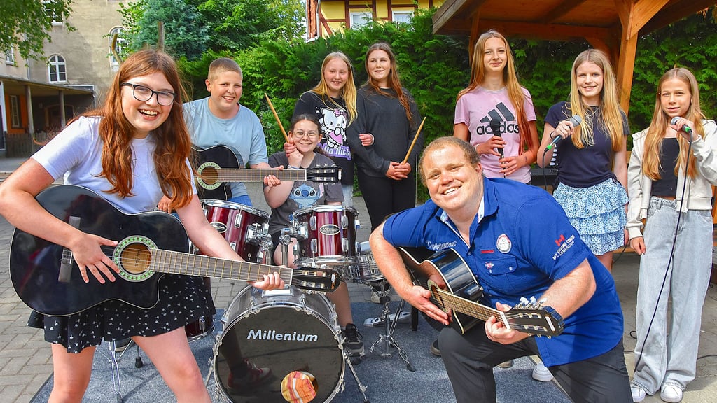 Die Band der Klassenstufe 6 der Sekundarschule in Calvörde und ihr Musiklehrer Michael Kellner postieren sich direkt nach der gelungenen Generalprobe zum Erinnerungsbild. In der Band wirken mit Leni (von links), Elias, Leonie, Greta, Phibie, Alicia, Maggie und Samira.