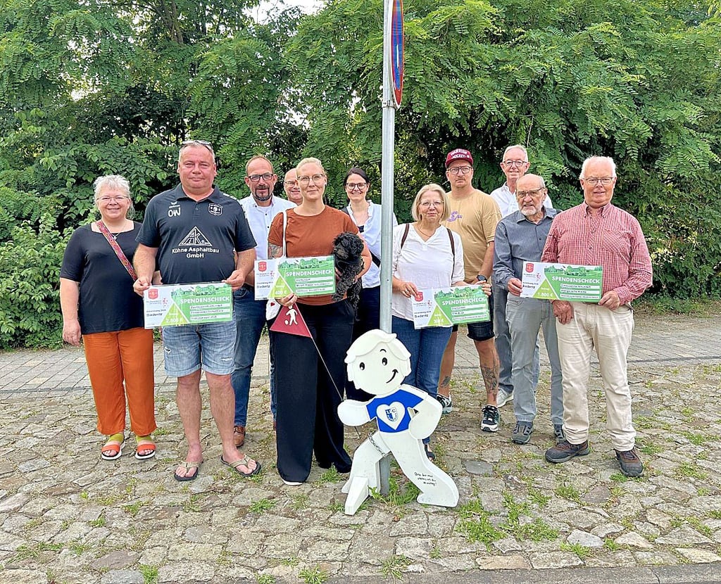 Zuletzt fanden sich die Mitglieder von Pro Biederitz und die glücklichen Checkempfänger an der Kantorwiese zusammen – den neufinanzierten FC-Magdeburg-Buddy im Zentrum.