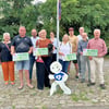 Zuletzt fanden sich die Mitglieder von Pro Biederitz und die glücklichen Checkempfänger an der Kantorwiese zusammen – den neufinanzierten FC-Magdeburg-Buddy im Zentrum.