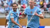 Erling Haaland (r) bejubelt sein Tor mit Teamkollege Bernardo Silva.