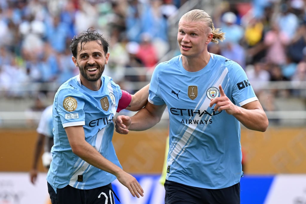 Erling Haaland (r) bejubelt sein Tor mit Teamkollege Bernardo Silva.