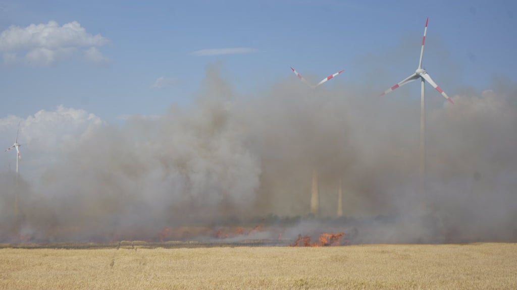 Ein weiterer Brand eines Getreidefeldes beschäftigte die Feuerwehren zwischen Raguhn und Salzfurtkapelle.