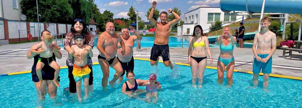 Das sind die zwölf Volksstimme-Leser, die das Anschwimmen im Freibad gewonnen haben. Sie durften gestern das Bad exklusiv testen und schwimmen.