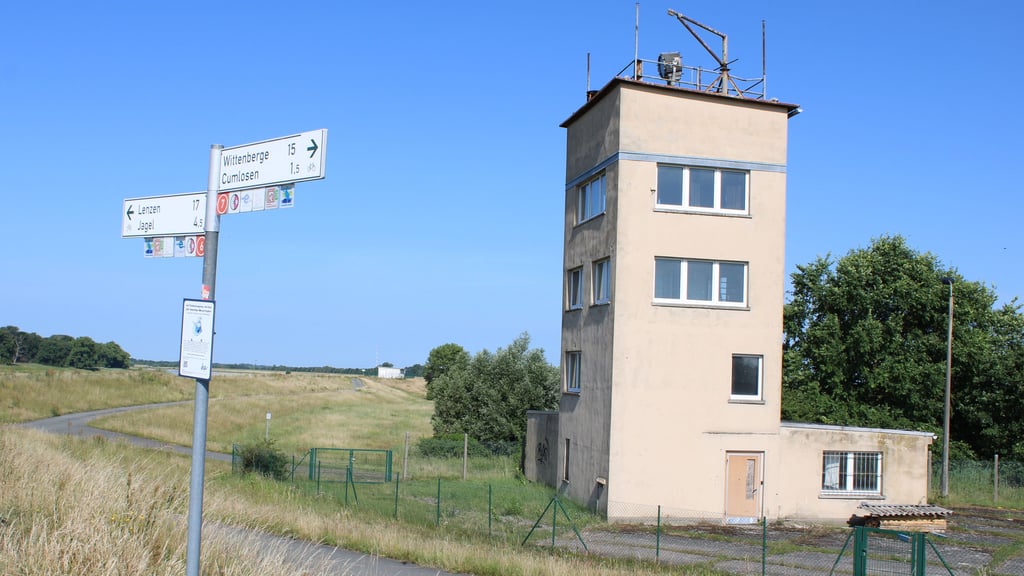Neuer Eigentümer gesucht: Der ehemalige DDR-Grenzturm in Cumlosen bei Wittenberge in der Prignitz.