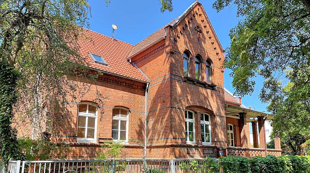 Das über 140-jährige Altener Pfarrhaus steht aktuell zum Verkauf.