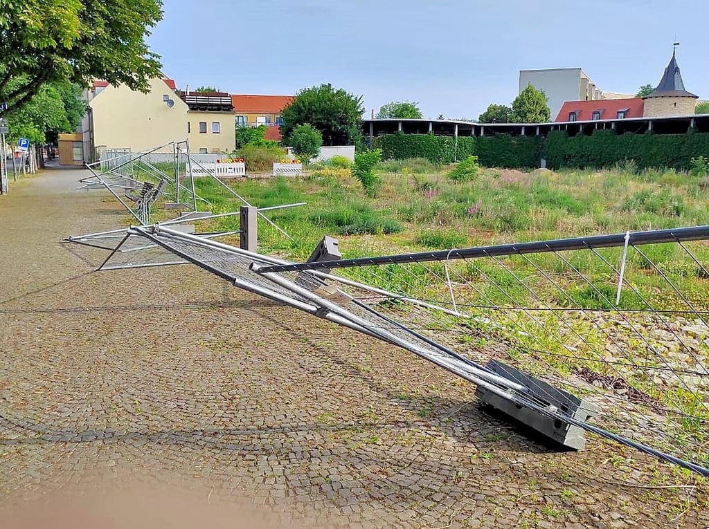 Immer wieder wird der Zaun an der Breiten Straße aus der Verankerung gerissen.