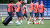 Jamal Musiala zieht beim Bayern-Training eine Musikbox auf den Platz.