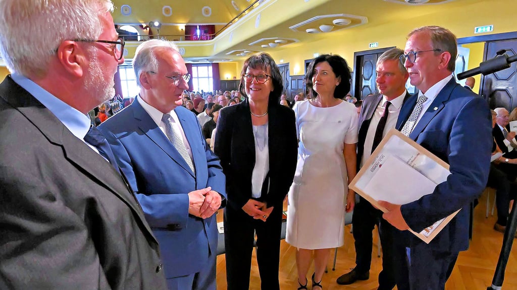 Schulleiter Axel Wieczorek im Gespräch mit Ministerpräsident Reiner Haseloff, Bildungsministerin Eva Feußner, der stellvertretenden Schulleiterin Dorit Graßhoff, Oberbürgermeister Steffen Amme und Landrat Markus Bauer. (von links)