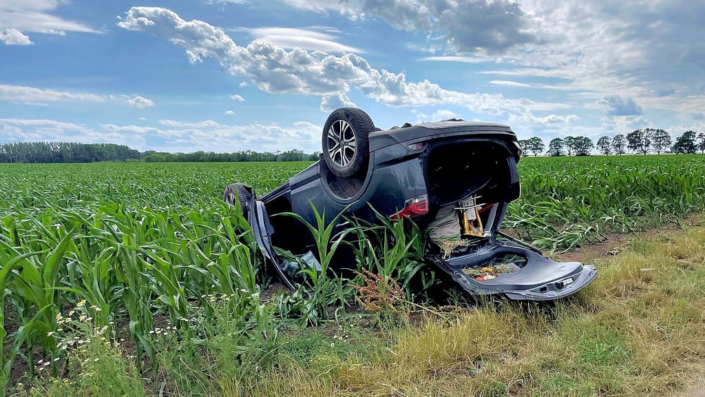 Nach einem Zusammenprall mit einem Baum ist das Unfallfahrzeug auf dem Dach zum Liegen gekommen.