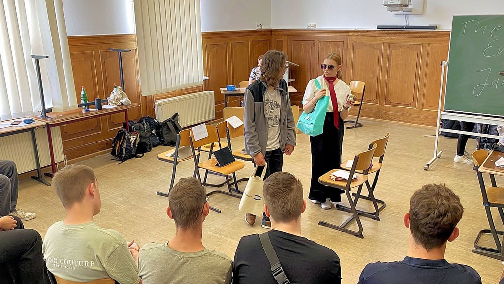 Eine der Inszenierungen des Englisch-Projekts an den Berufsbildenden Schulen zeigt ein Ladengeschäft, wie es an Staßfurts Prinzenberg oder in der Steinstraße zu finden sein könnte.