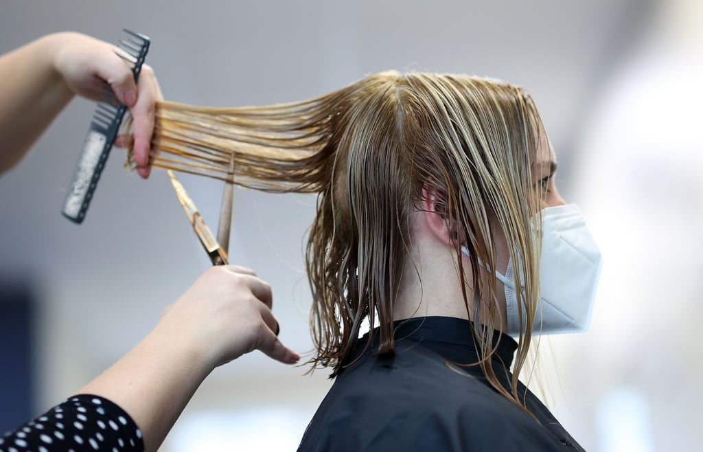 Friseure und andere Betriebe sollen ihre Bilanzen zum Corona-Jahr 2020 offenlegen - sie fürchten, dass sie Hilfen zurückzahlen müssen.