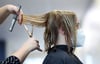 Friseure und andere Betriebe sollen ihre Bilanzen zum Corona-Jahr 2020 offenlegen - sie fürchten, dass sie Hilfen zurückzahlen müssen.