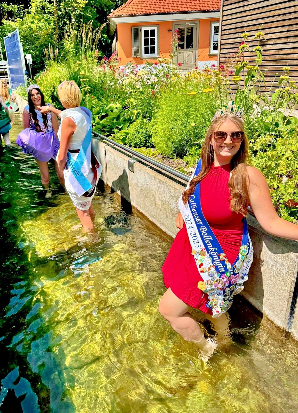 Hannah kühlt sich hier bei sommerlichen Temperaturen im Wasser ab.