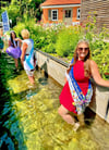 Hannah kühlt sich hier bei sommerlichen Temperaturen im Wasser ab. 
