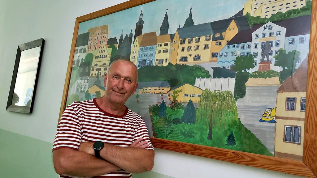 Martin Knopf an einem Bild, das die alte Förderschule im Schulgartenweg zeigt. Weil dort ein Neubau entsteht, ist die Schule derzeit in der Bergmannsallee untergebracht.