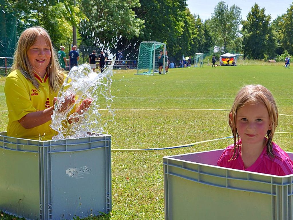 Alina und Lea haben Spaß in kühlenden Kisten beim 21. Franz-Bechmann-Turnier des TSV Neundorf.