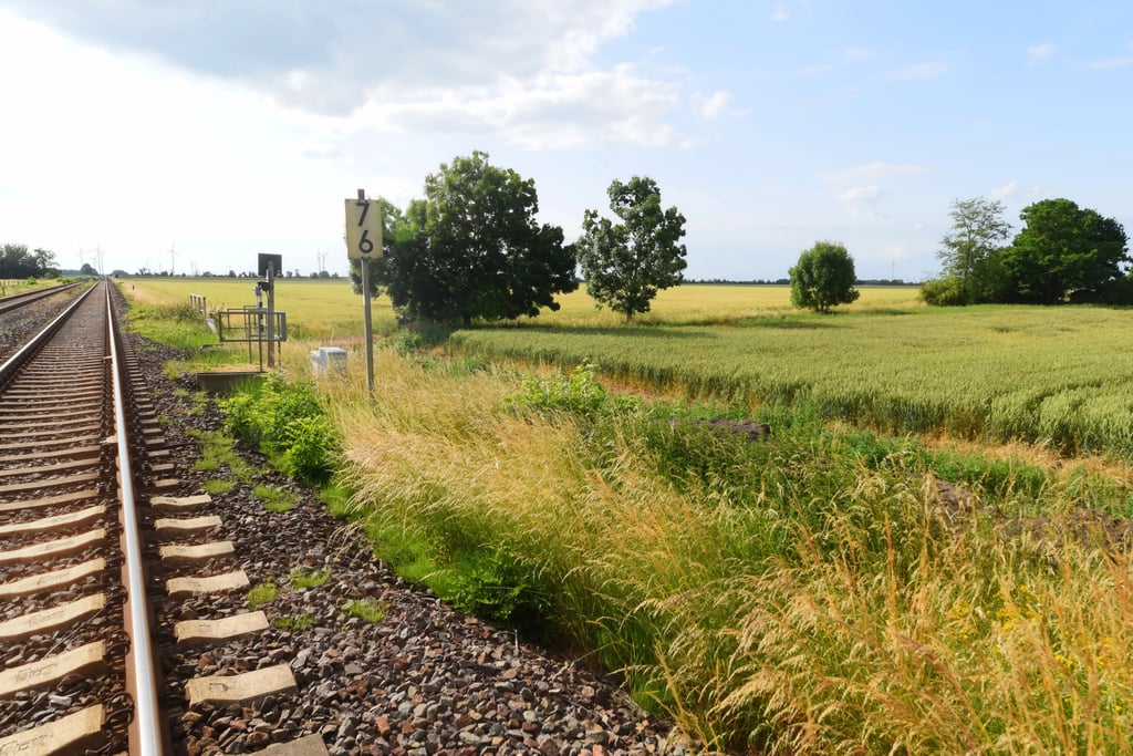 Entlang der Bahnlinie in Frenz soll der Solarpark errichtet werden.